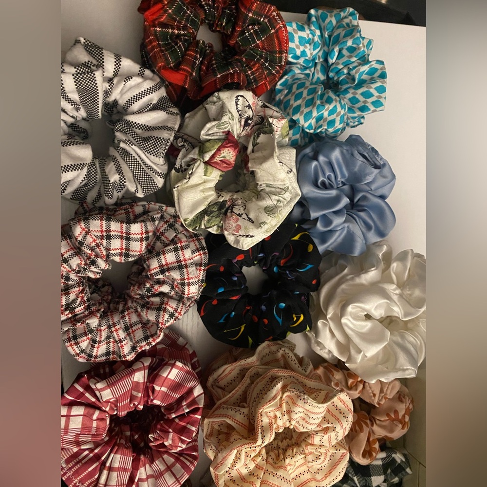 Random 4 Pack of Colorful Scrunchies